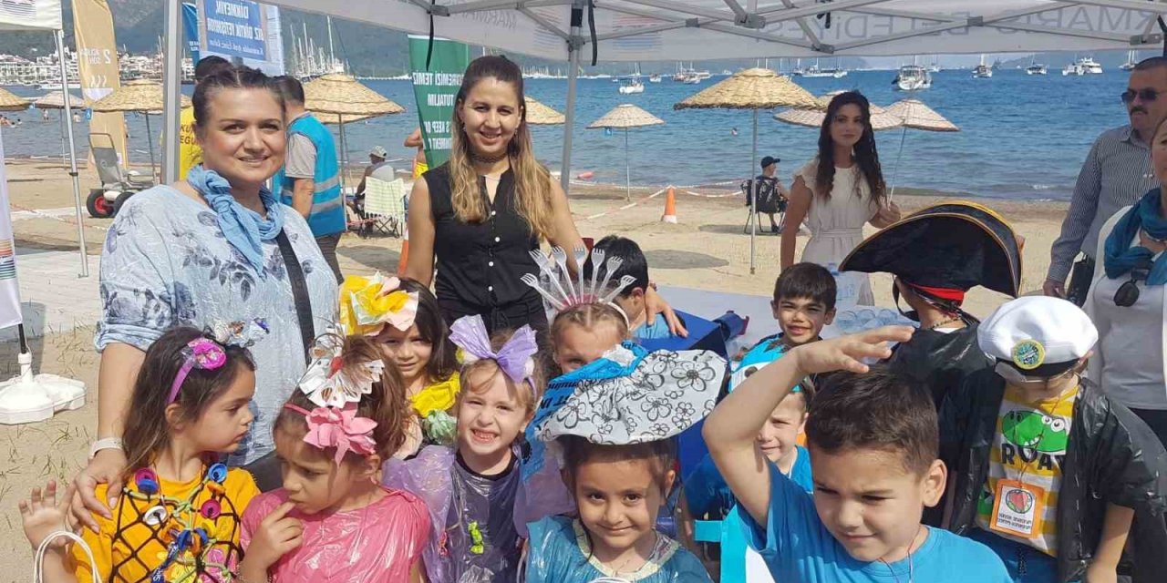 Marmaris’te plajlar temizlendi, mavi bayrak asıldı