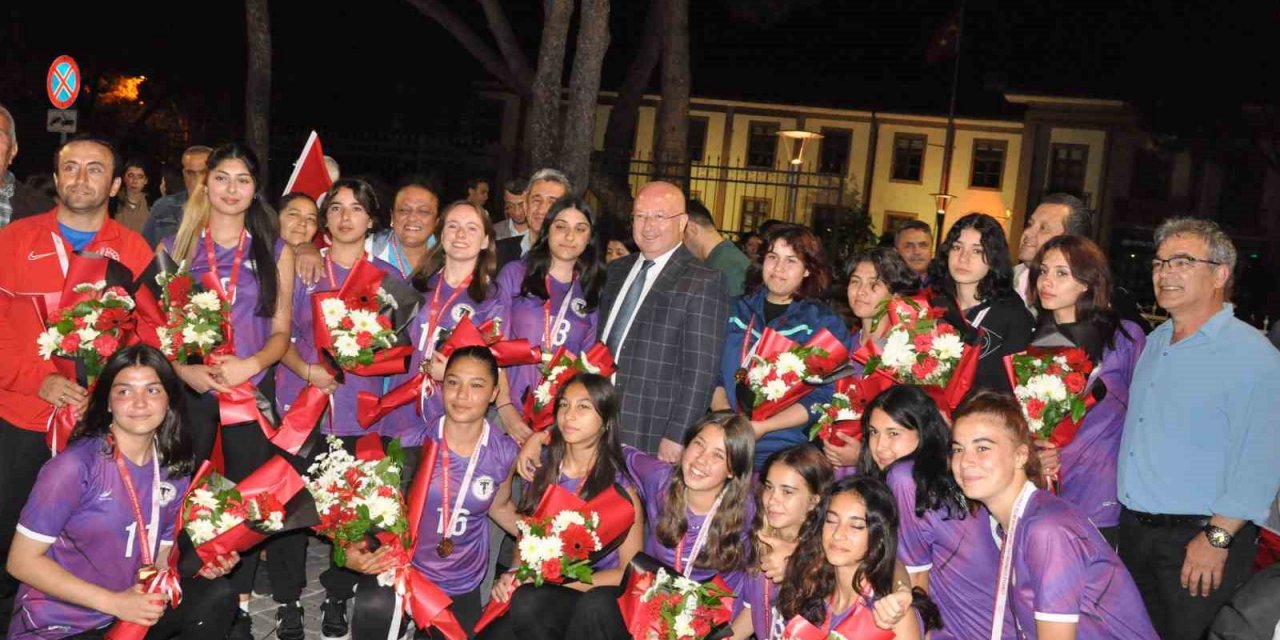 Menteşe Spor Lisesi Kız Hokey takımı Türkiye şampiyonu oldu