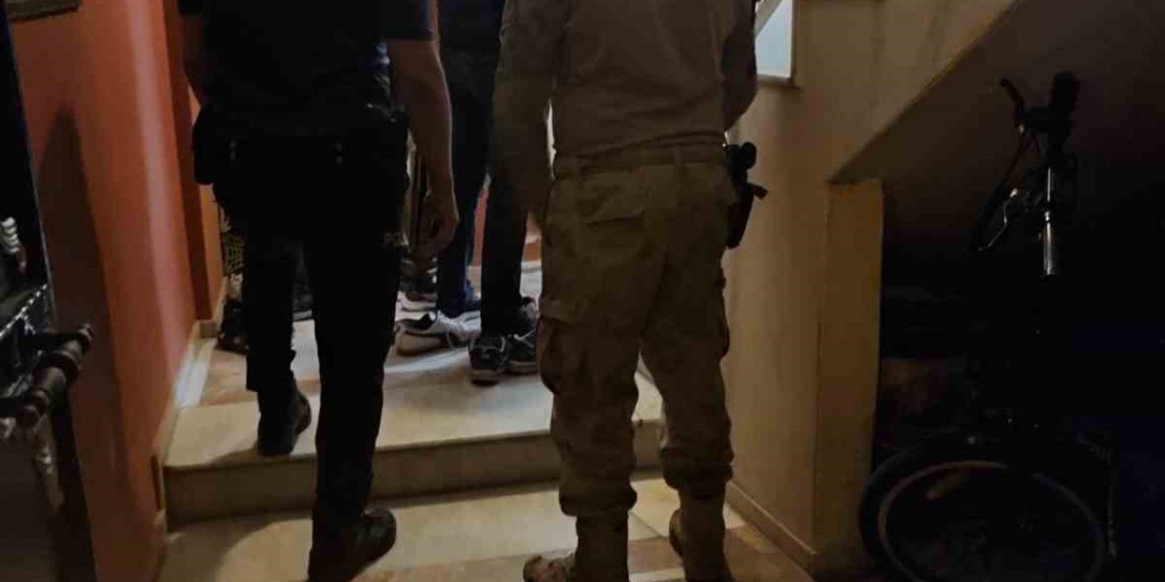 İzmir merkezli FETÖ operasyonunda 19 gözaltı