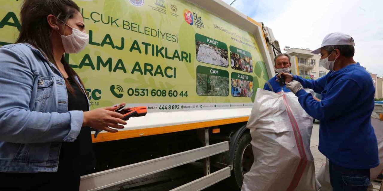 Efeslim Kart ile eğitime destek oluyorlar, sokak hayvanlarını besliyorlar