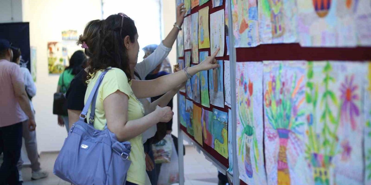 Aydın Büyükşehir Belediyesi kursiyerleri resim yeteneklerini sergiliyor