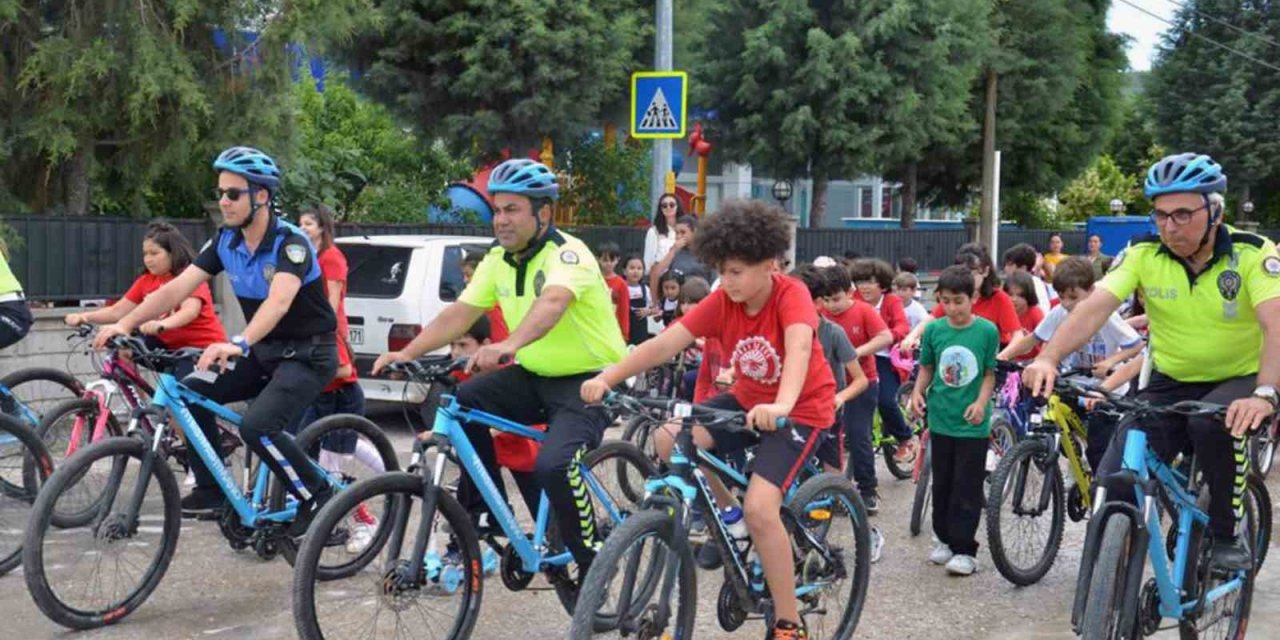 Dünya Bisiklet Gününde miniklerle pedal çevirdiler