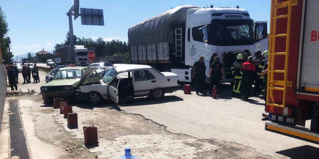 Tırın çarptığı otomobildeki yaşlı çifti ölüm ayırdı