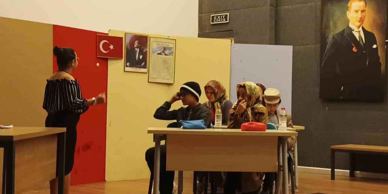 Sarıgöl’de ’Sınavsız Hava Sahası’ adlı tiyatro oyunu sahnelendi