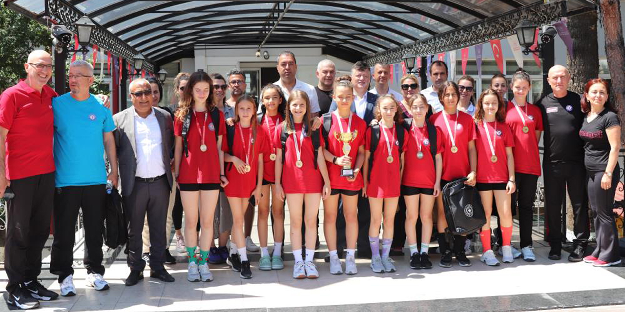 Fillikçioğlu şampiyon öğrencileri ağırladı