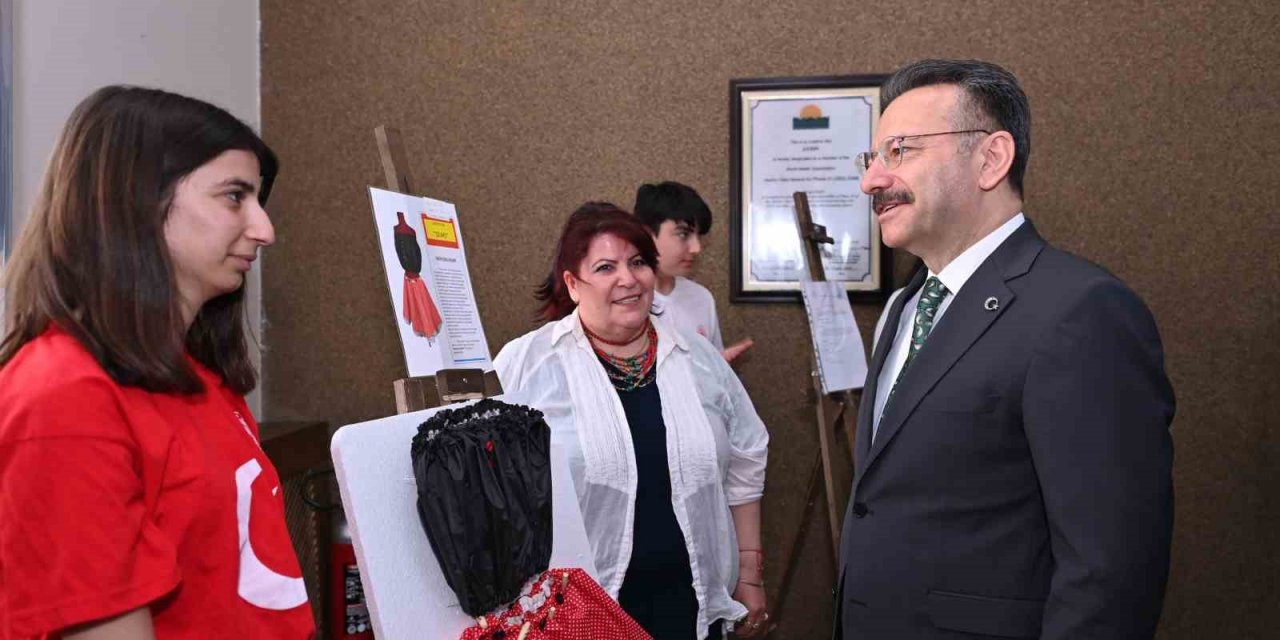 Sökeli öğrencilerden şemsiye kumaşından etek, bin düğmeden tablo