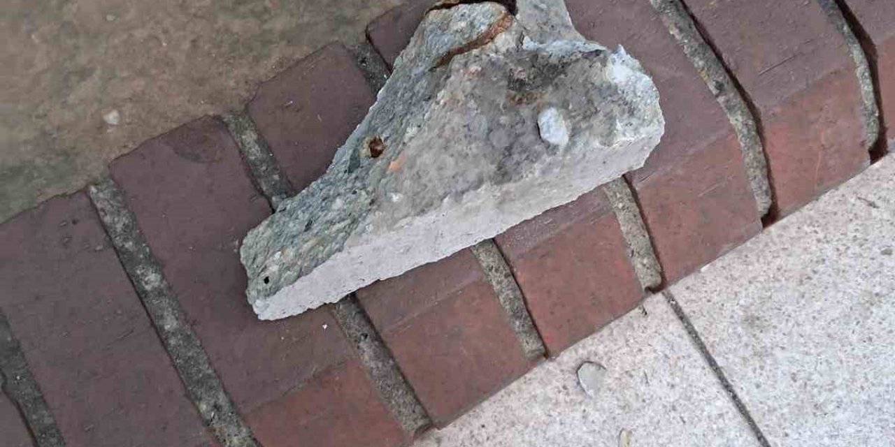 Metrelerce yükseklikten kopan beton parça üzerlerine düştü: 2 yaralı