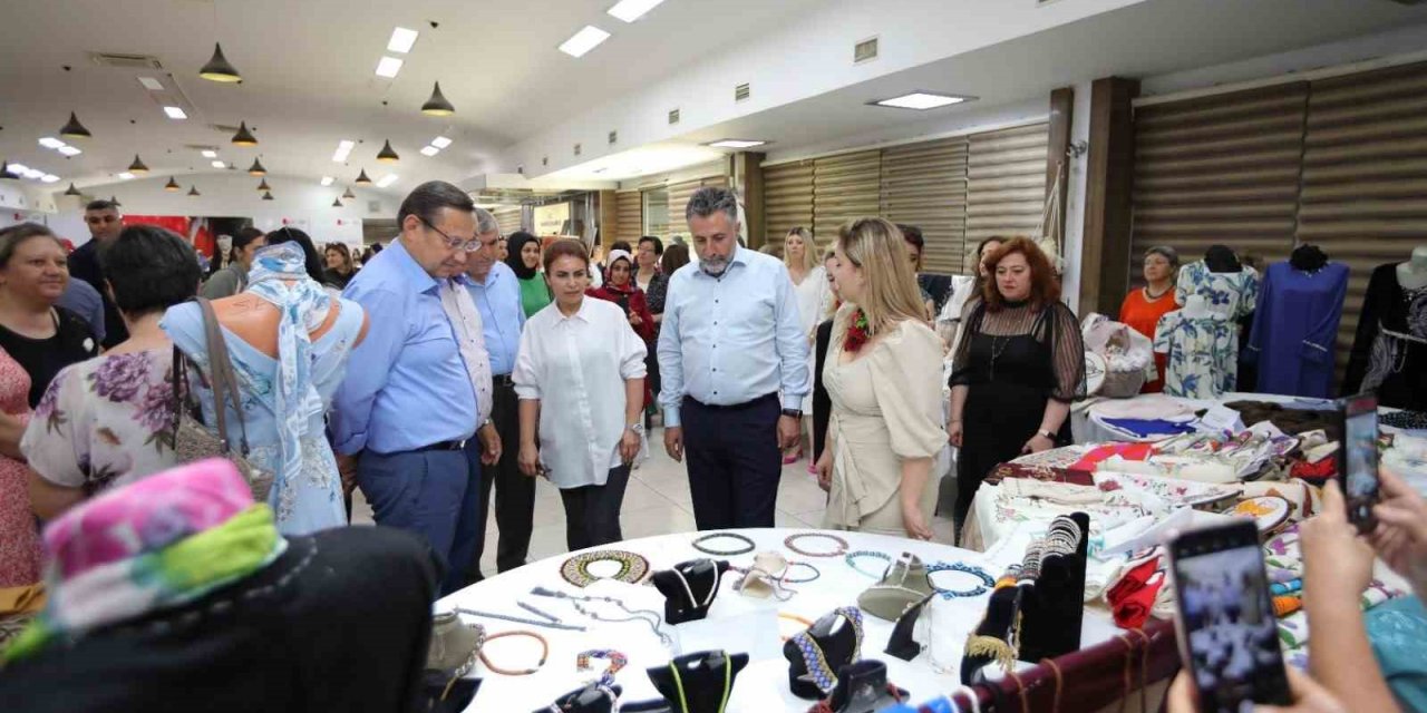 Bayraklılı kadınların el emeği ürünleri göz kamaştırdı