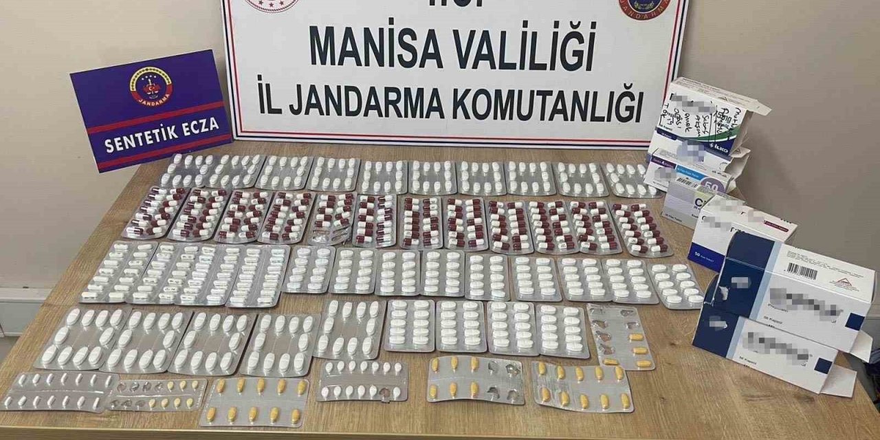 Eczane çalışanının evinde yüzlerce sentetik ecza hapı ele geçirildi