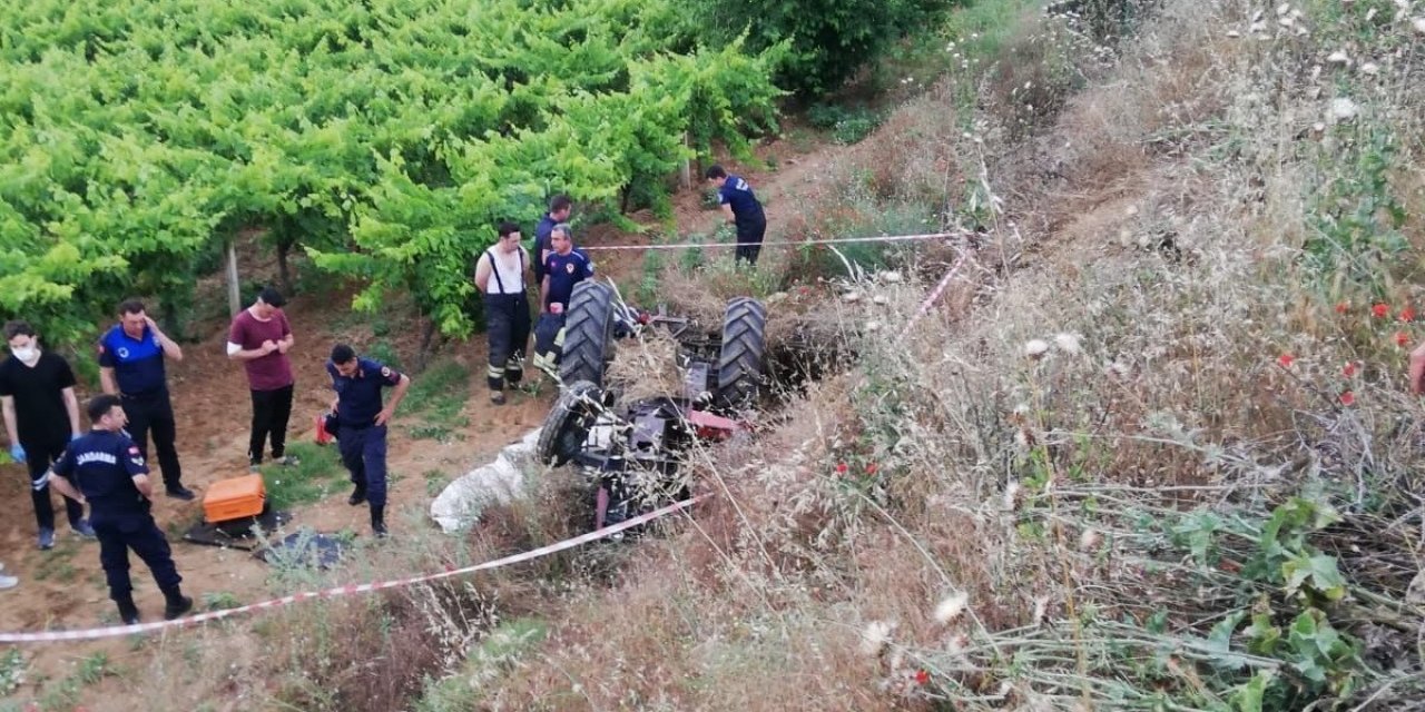 Manisa’da devrilen traktörün altında kalan sürücü hayatını kaybetti
