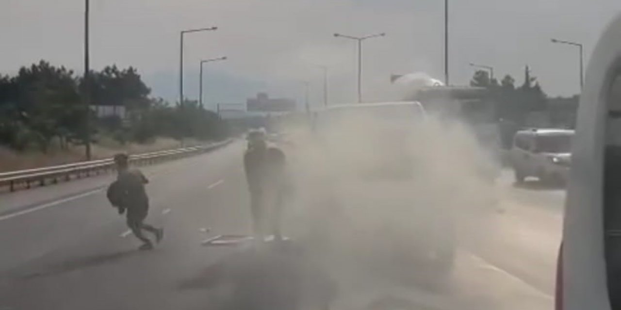 İzmir’de göçmenleri taşıyan araç alev alev yandı