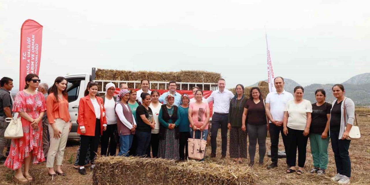 90 kadın üreticiye 2 bin saman balyası dağıtıldı