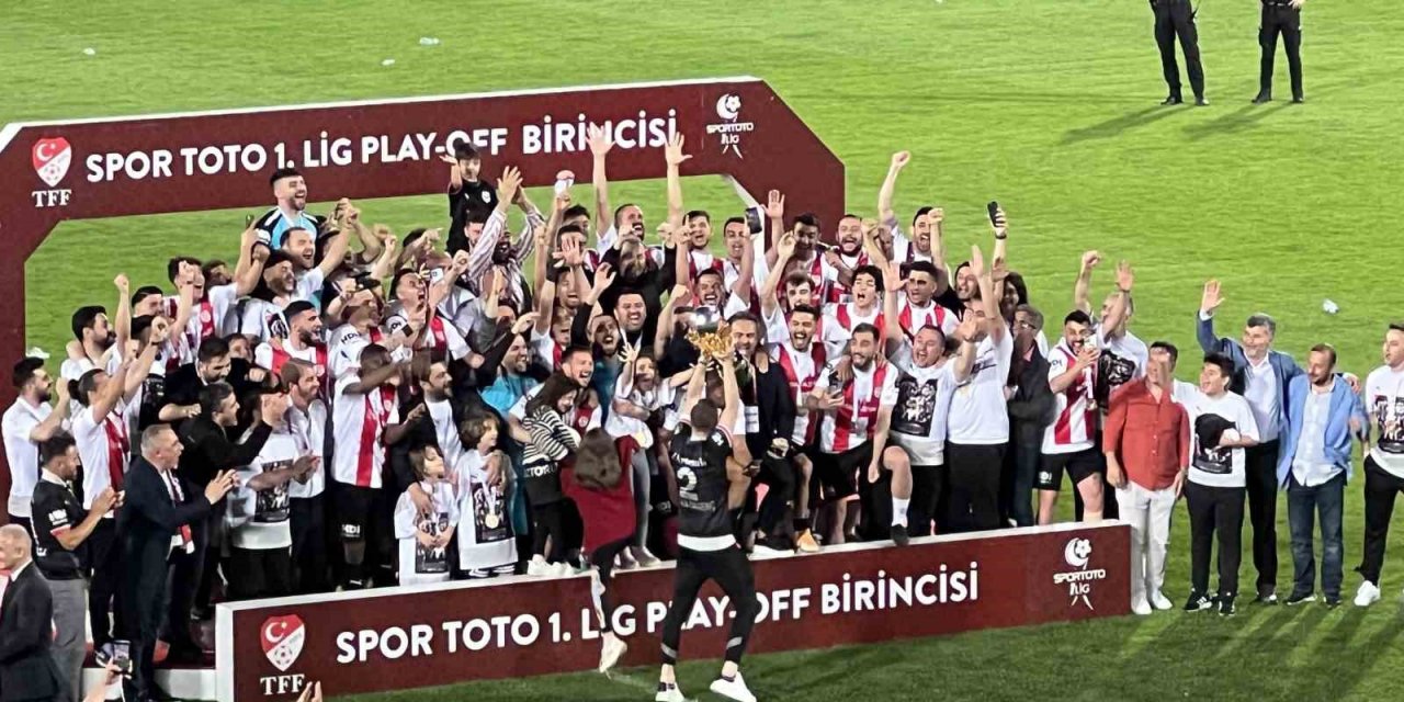 Süper Lig’e yükselen Pendikspor kupasını coşkuyla kaldırdı