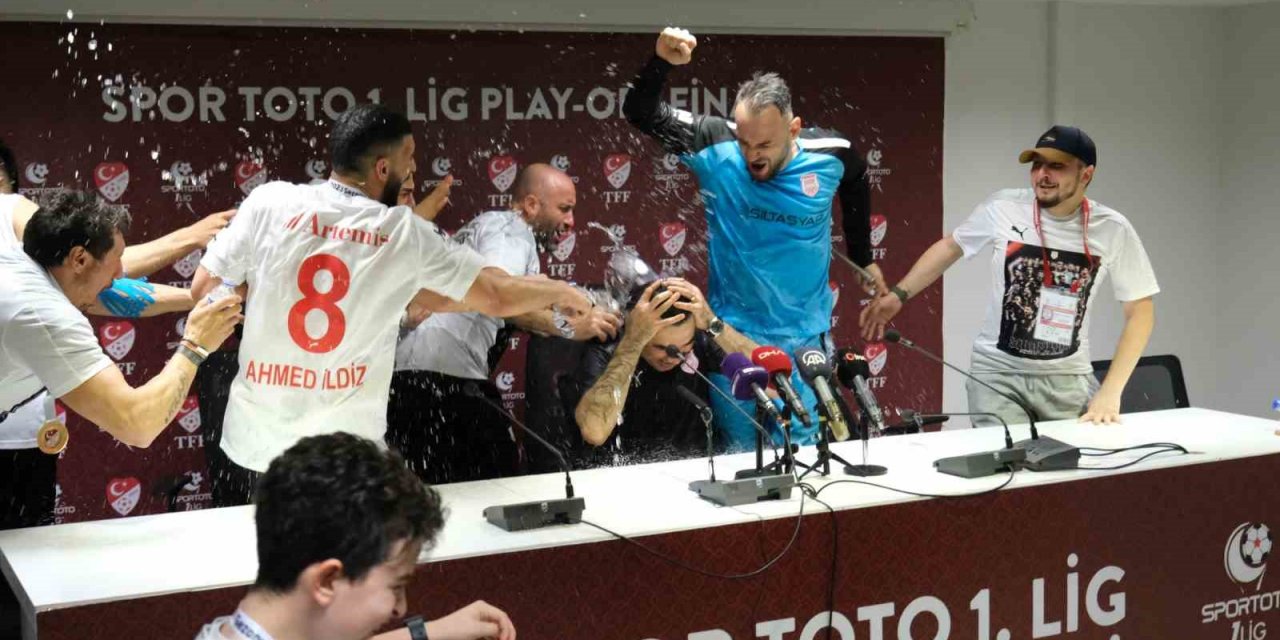 Pendikspor takımından basın toplantısında sulu kutlama