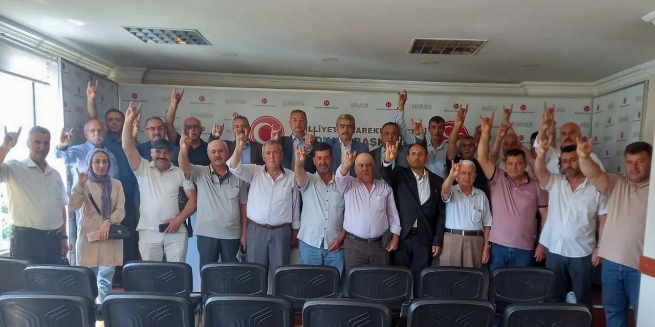 MHP’ye katılanlara rozetleri törenle takıldı