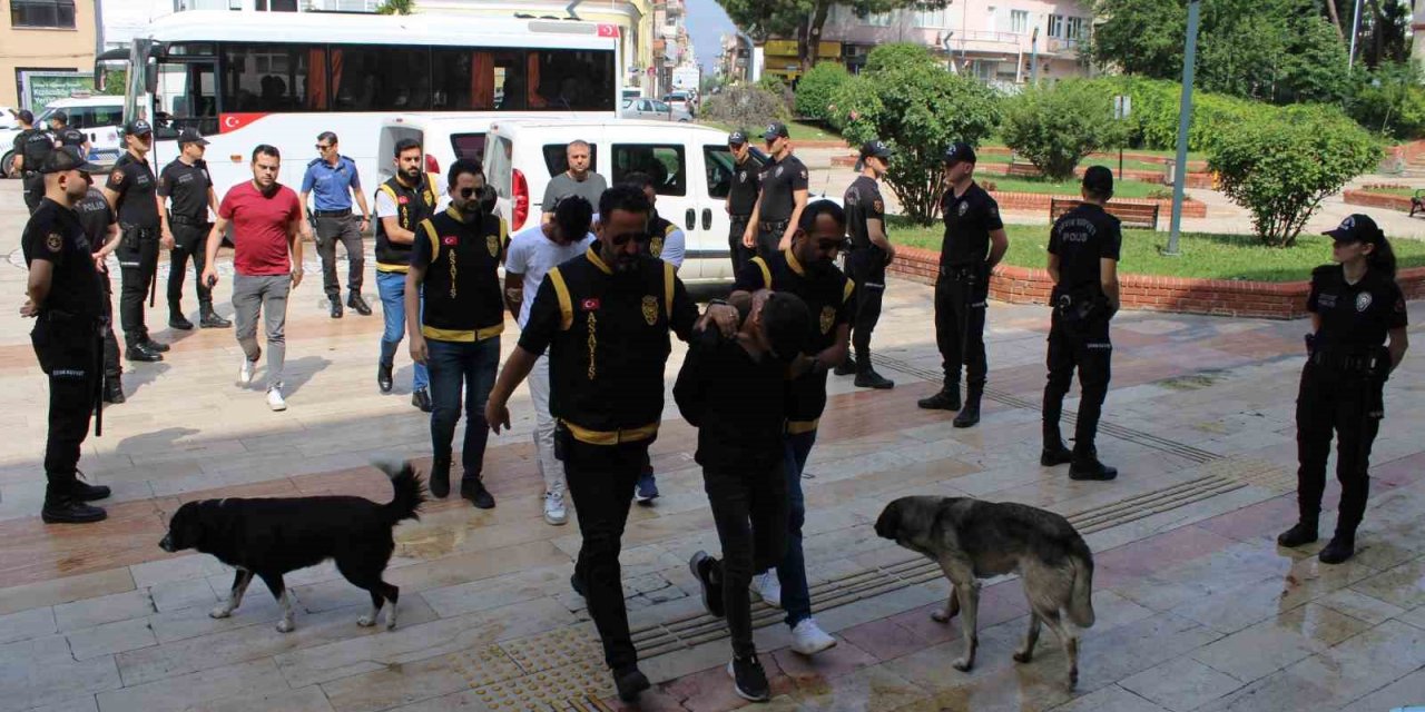 Adliyede bıçaklama olayının şüphelileri adliyeye sevk edildi