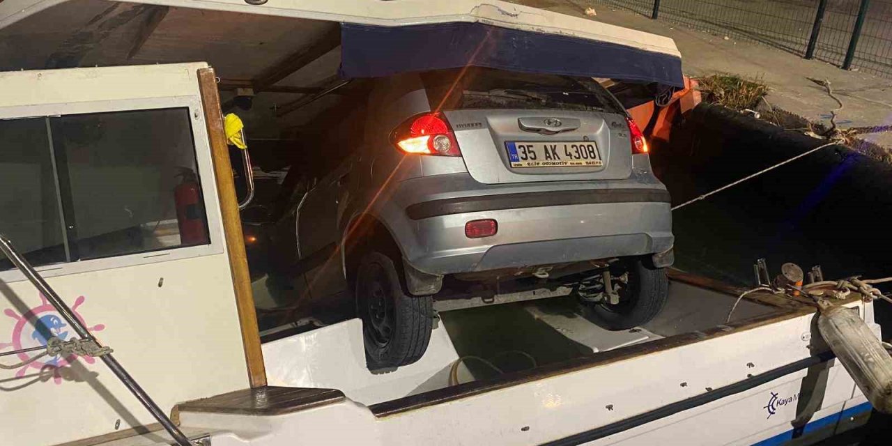 İzmir’de ilginç kaza: Alkollü sürücü tekne üzerine düştü