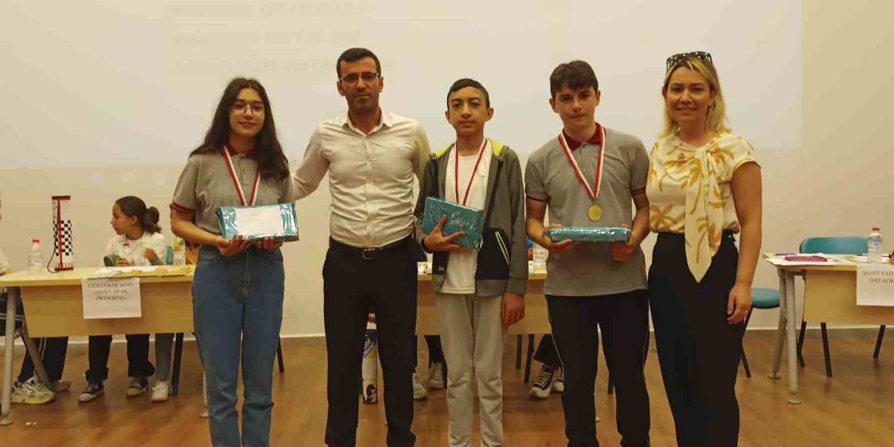 Bilgi yarışmasının kazananı, Şehit Esin Akay Ortaokulu oldu