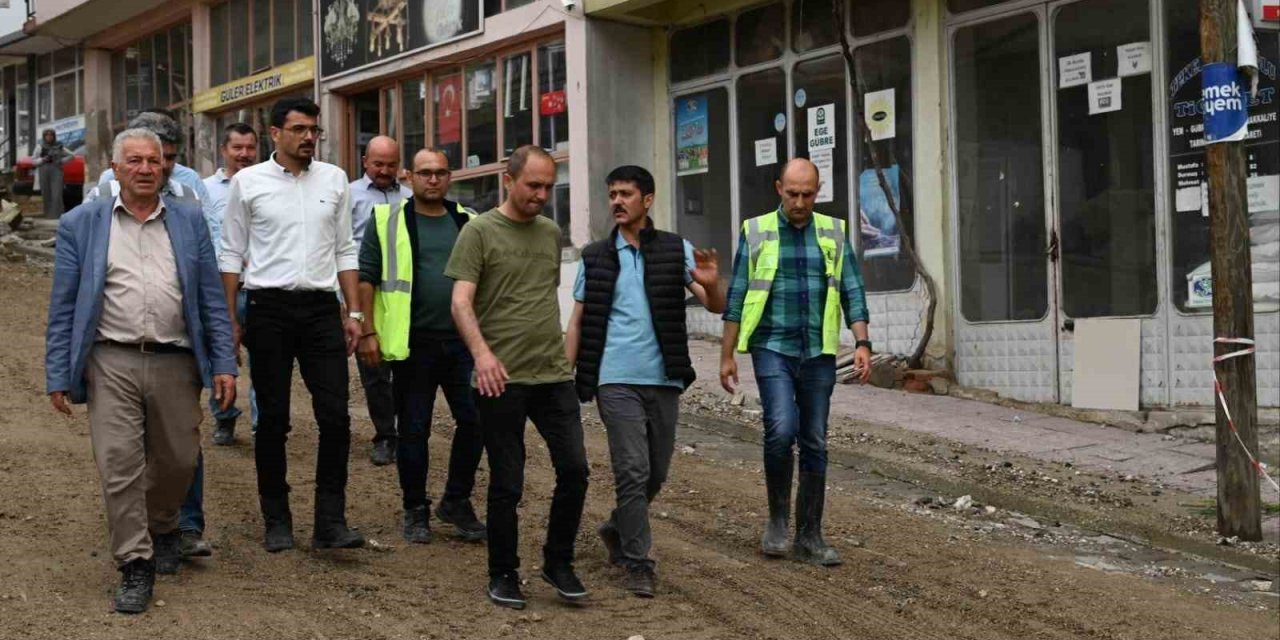 Manisa’da sağanak yağış sele neden oldu, ev ve iş yerlerini su bastı