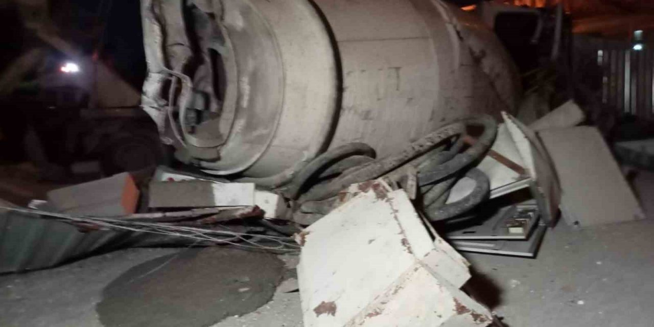 İzmir’de beton mikseri, metro inşaat alanına uçtu: Sürücü hayatını kaybetti
