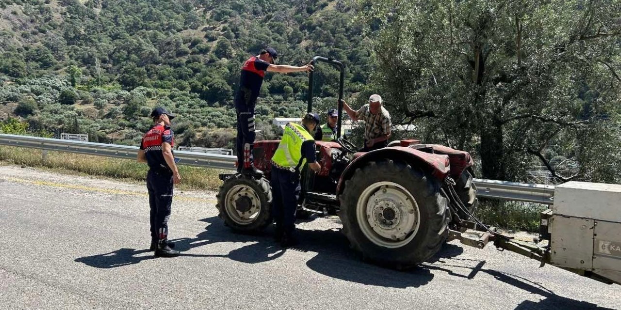 Traktör sürücülerine reflektörün önemi anlatıldı