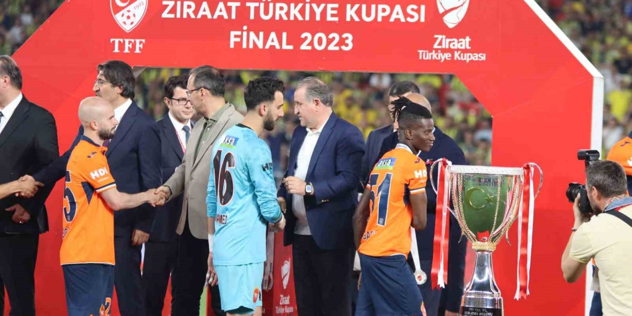 Fenerbahçe kupayı 5 yıldızlı formayla aldı