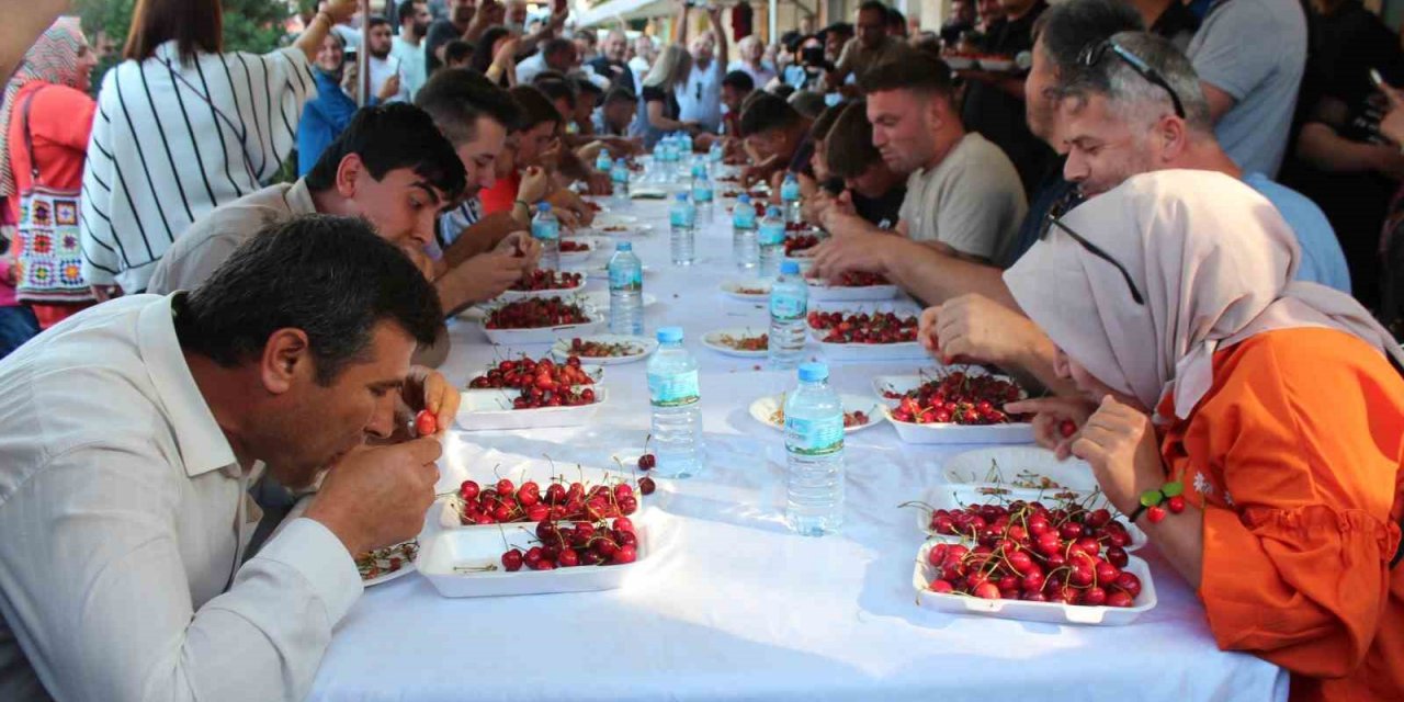 Kiraz yeme yarışmasında renkli görüntüler
