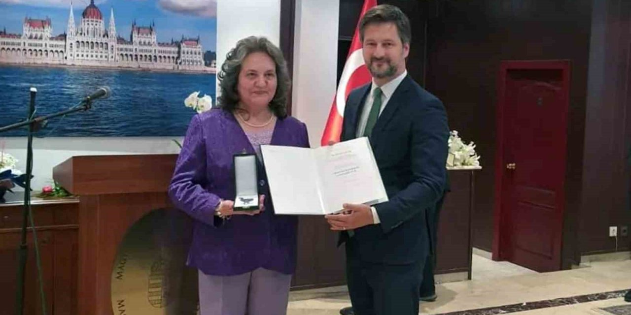 MSKÜ Öğretim üyesi Çolak’a Macar Liyakat nişanı