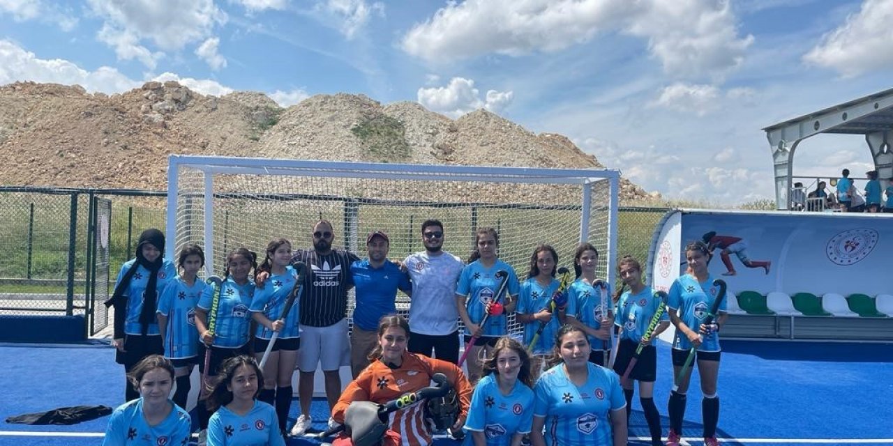 Hokeyde Cumhuriyet Ortaokulu 3 puanla başladı