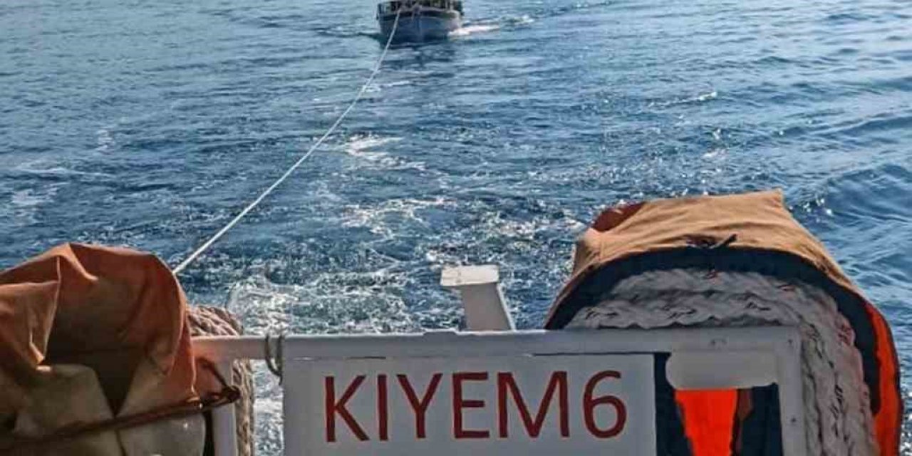Makine arızası yapan tekneyi KIYEM ekipleri kurtardı