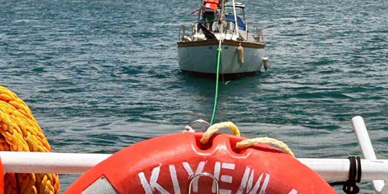 12 metrelik tekne arıza yaptı, KIYEM ekipleri kurtardı