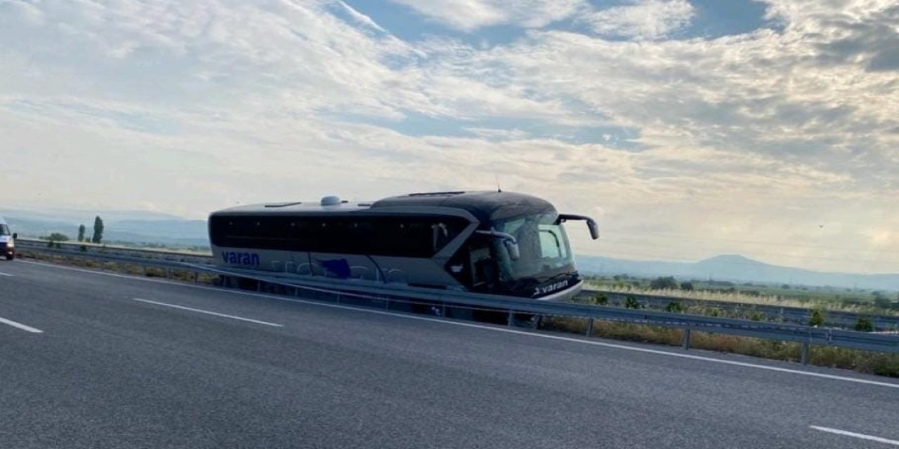 Manisa’da yolcu otobüsü bariyerlere girdi: 1 ölü