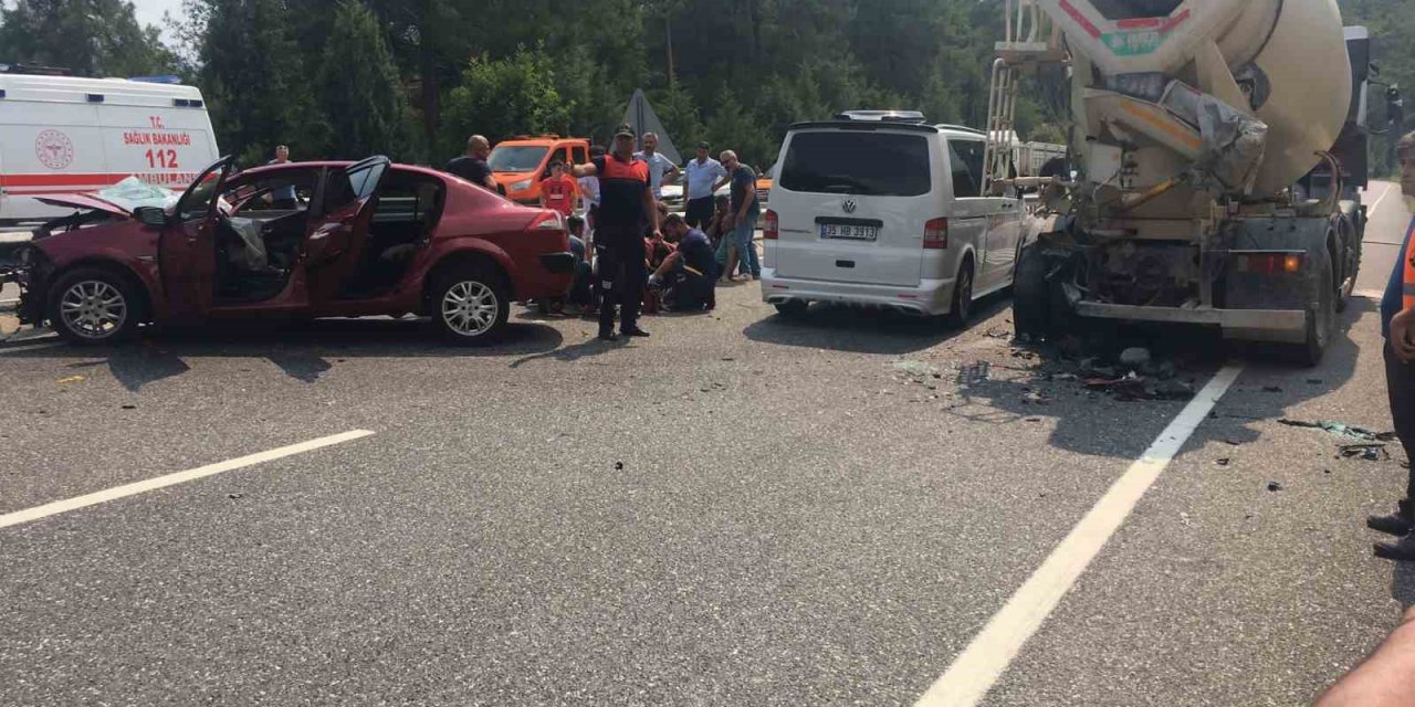 Otomobil beton mikserine arkadan çarptı: 1 ölü