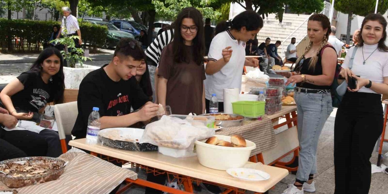 Liseliler depremzede yaşıtları için el ele verdi