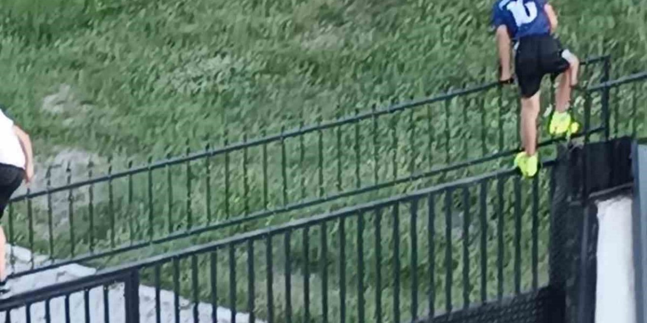 Stadın demir korkuluklarından atlayan gençler tehlikeye aldırmıyor