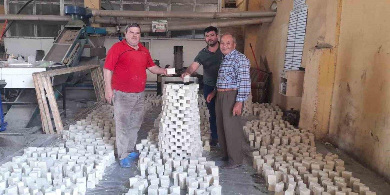 Türklerin asırlık gelenekle ürettiği zeytinyağlı sabunlar, turistlerin de ilgisini çekmeye başladı