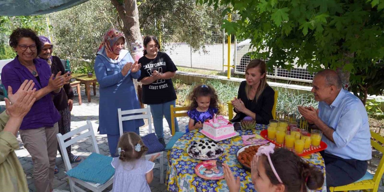 Depremzede Elif’e sürpriz doğum günü