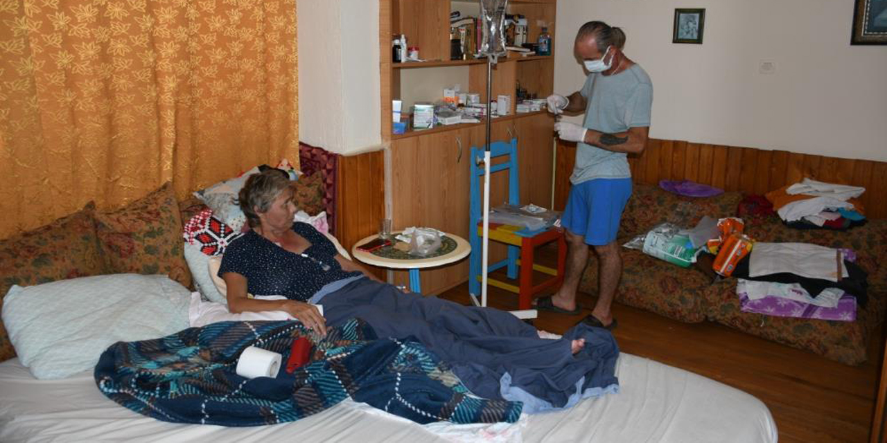 Bağırsakları dışarıda yaşam mücadelesi veriyor