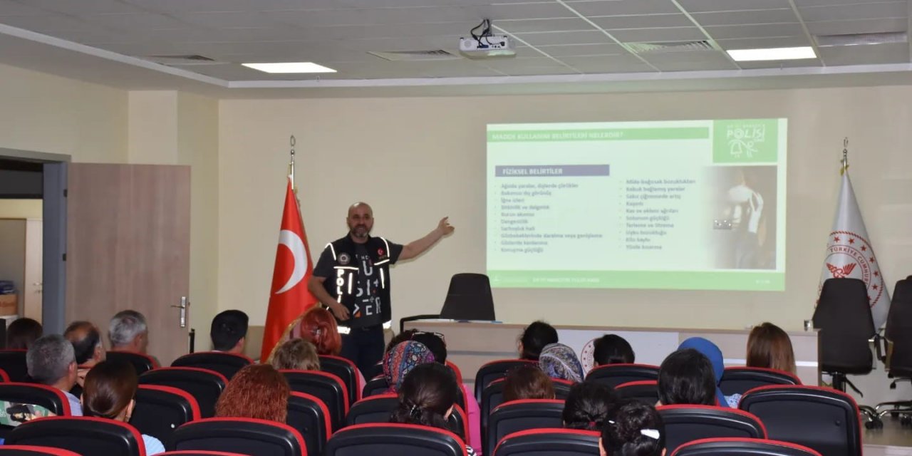 Sağlık Müdürlüğü personeline ’En İyi Narkotik Polisi Anne’ konulu eğitim verildi