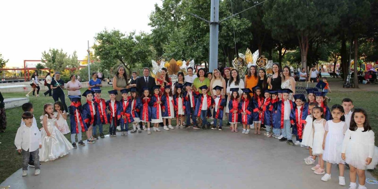 Minik öğrencilerin mezuniyet heyecanı