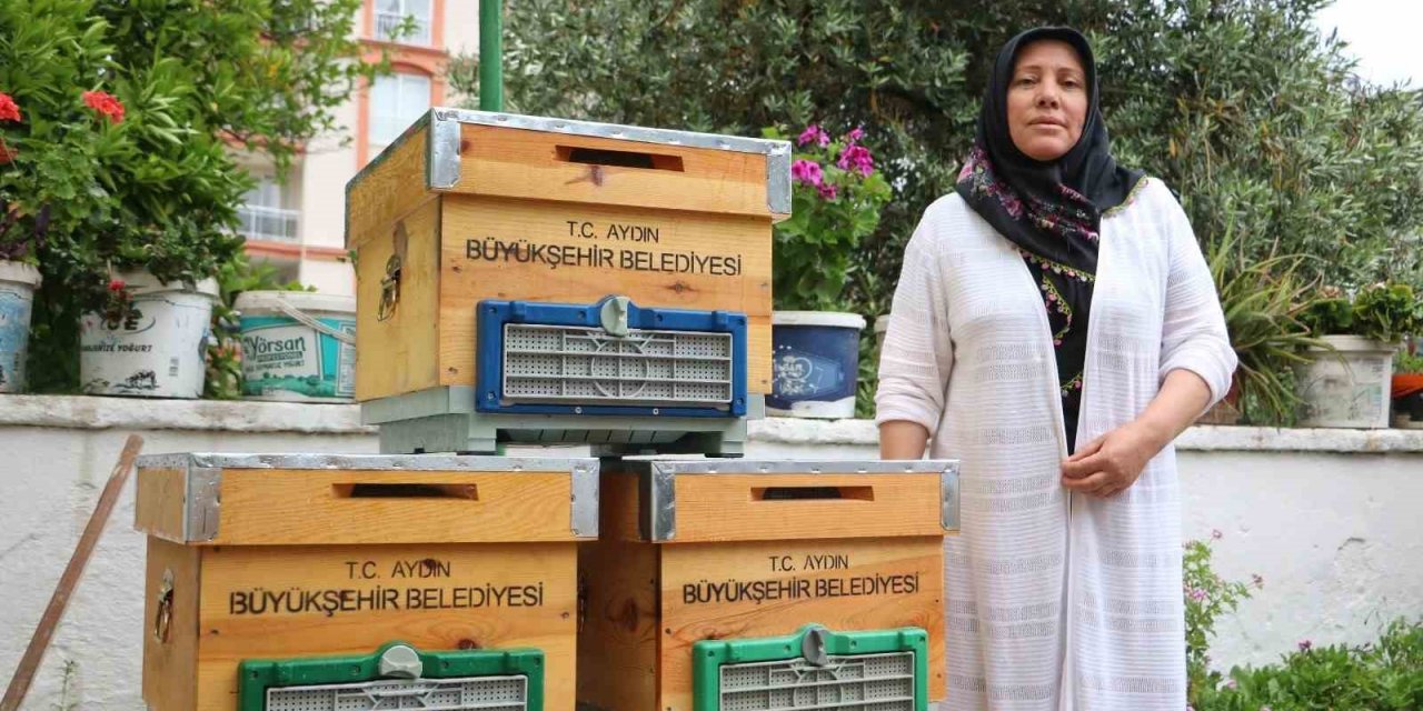 Aydın Büyükşehir Belediyesi’nden kadın arıcılara kovan desteği