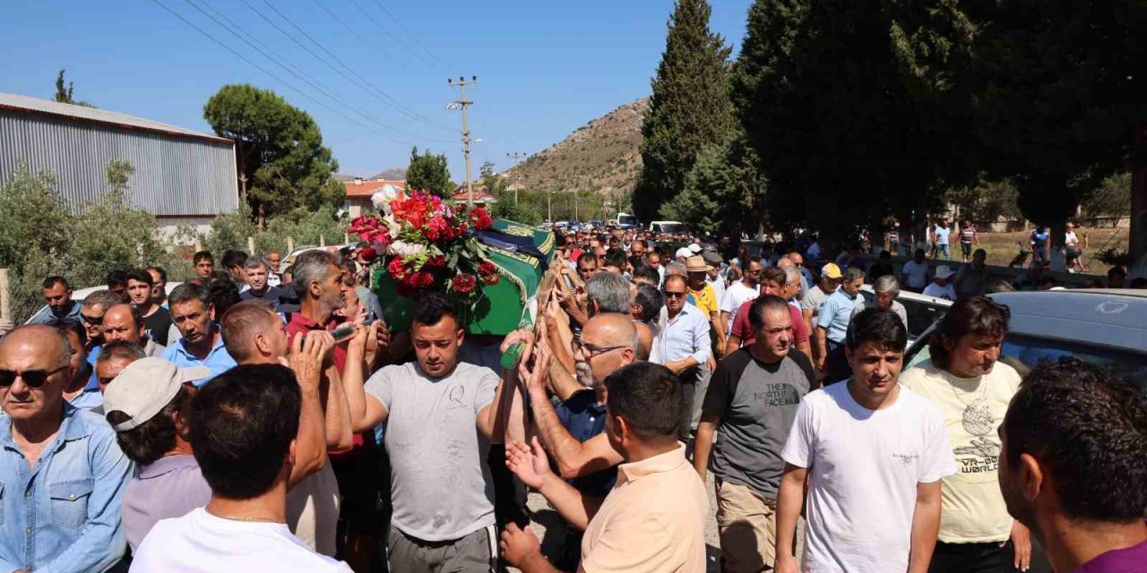 Marmaris’te zabıta personelini yüzlerce kişi uğurladı