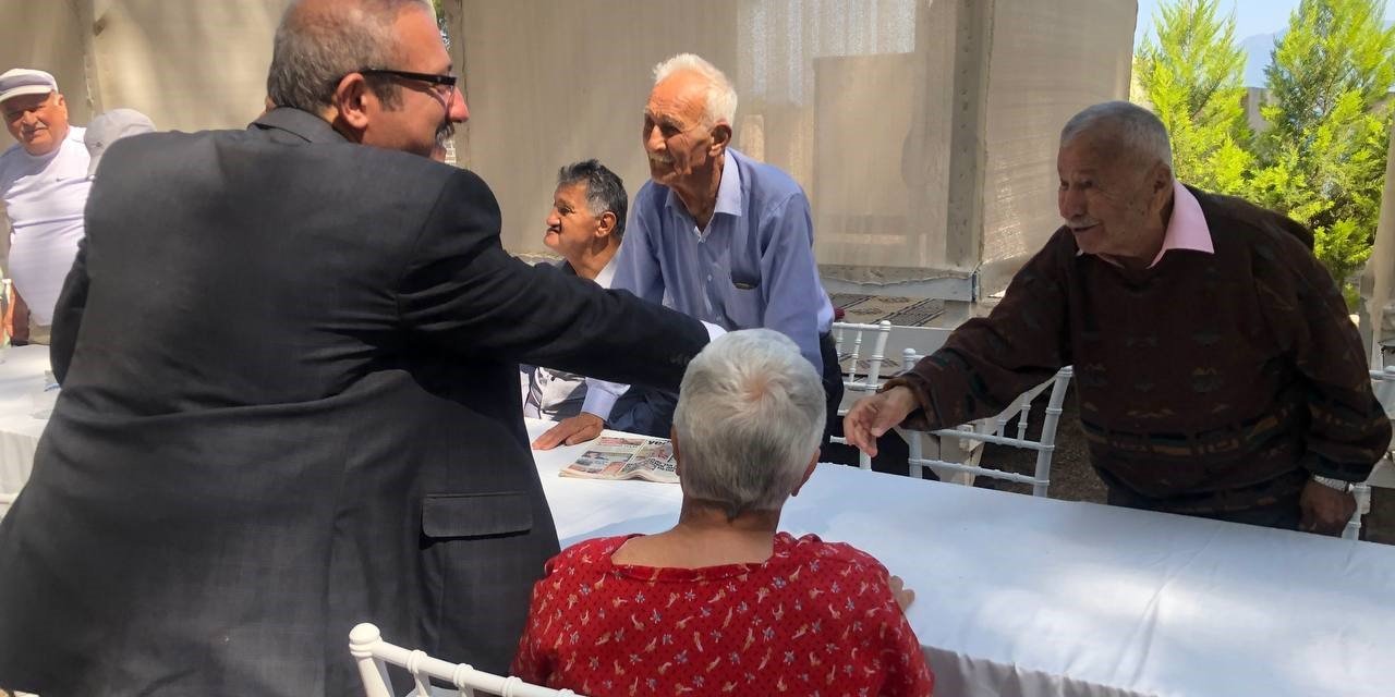 Huzurevindeki babalar unutulmadı