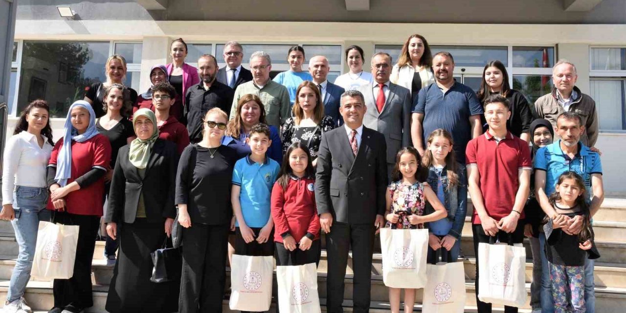 Trafik güvenliğini en iyi anlatan öğrenciler ödüllendirildi