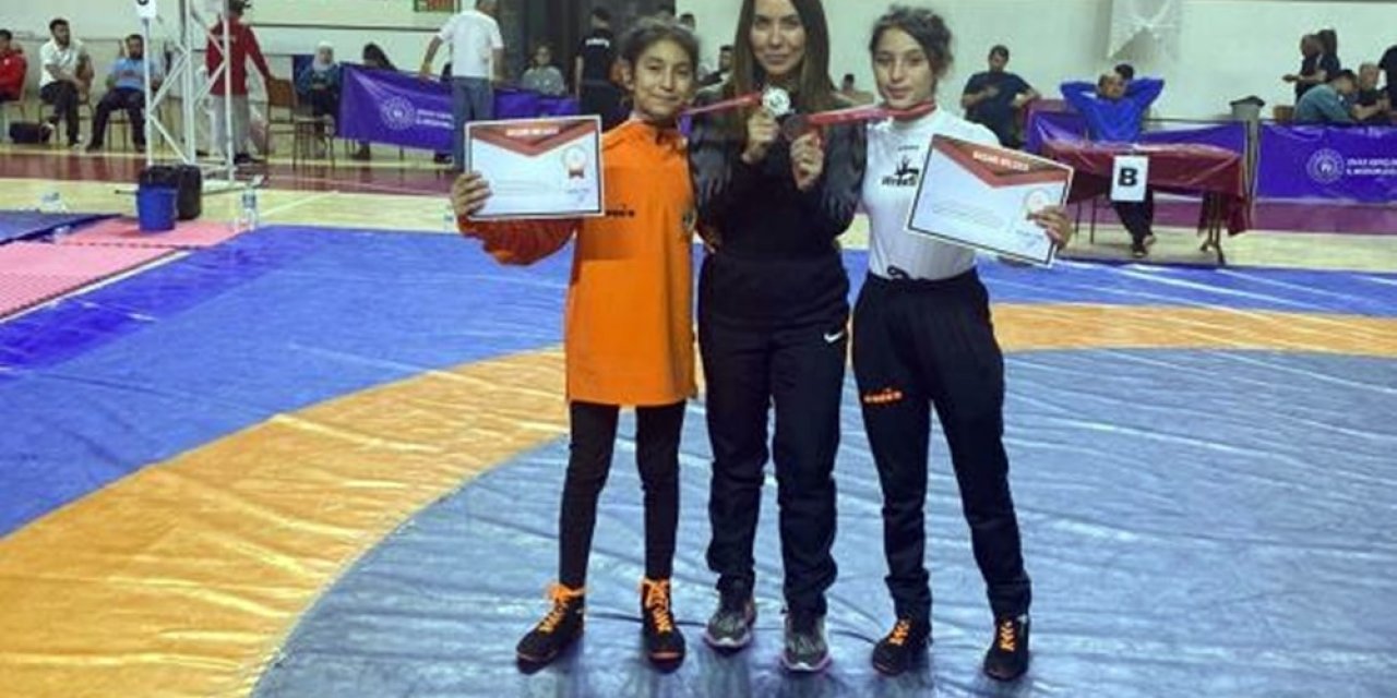 Köyceğizli güreşçi kızlar Sivas’tan başarıyla döndü