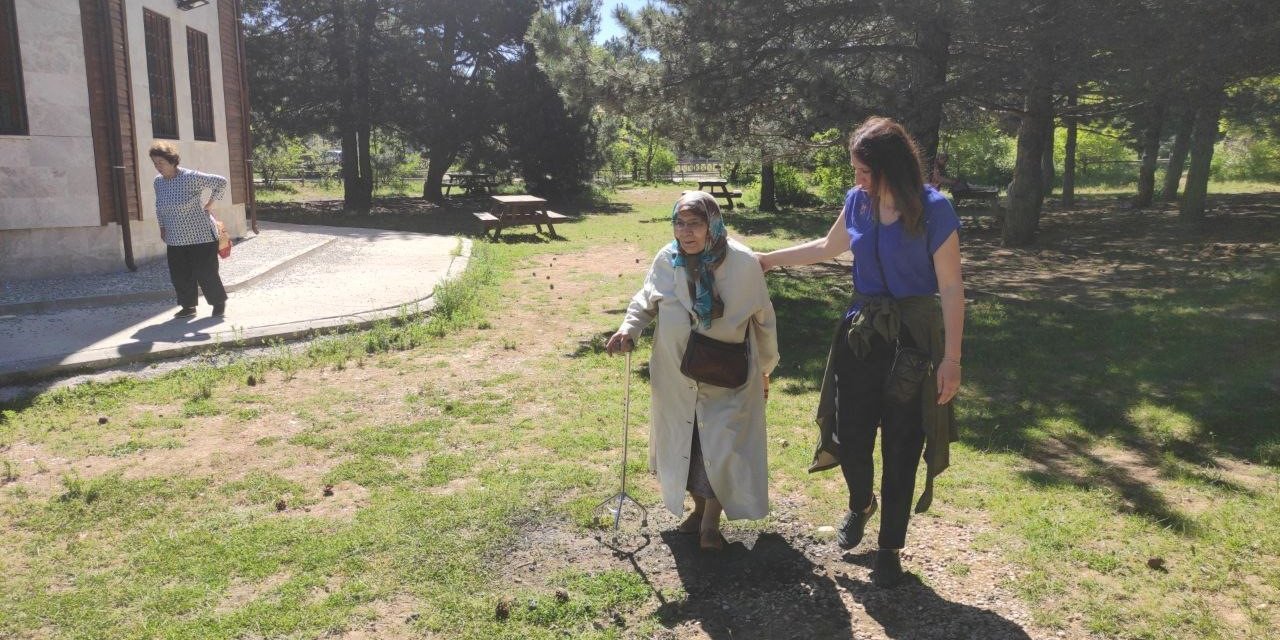 Ellerinde bastonlar ilk kez Spil’e çıktılar