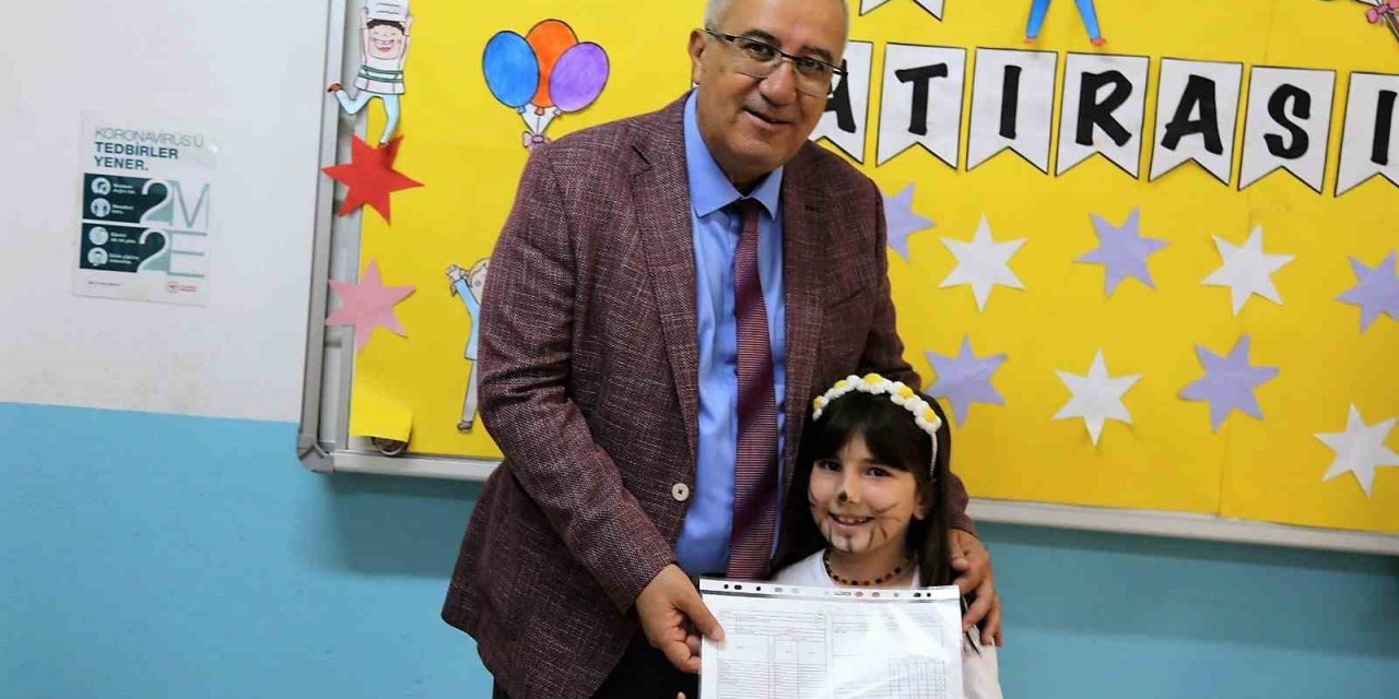 Başkan Arslan karne alan öğrencileri sinema hediyesiyle sevindirdi