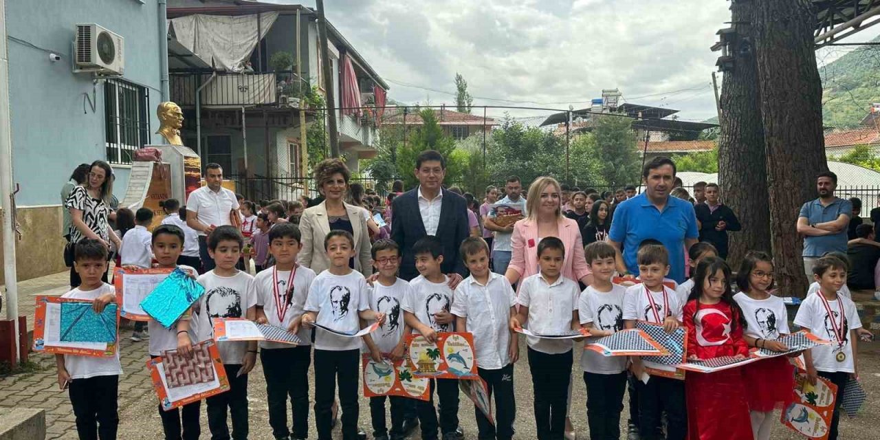 Başkan Özcan miniklerin karne sevincine ortak oldu