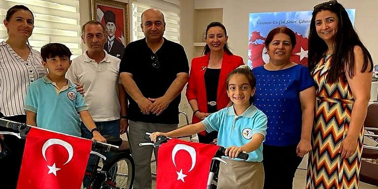 Depremzede öğrencilere anlamlı karne hediyesi