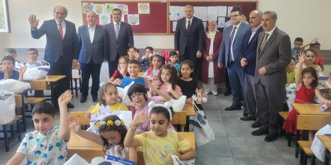 Aydınlı çocuklar karne sevincini depremzede arkadaşları ile paylaştı